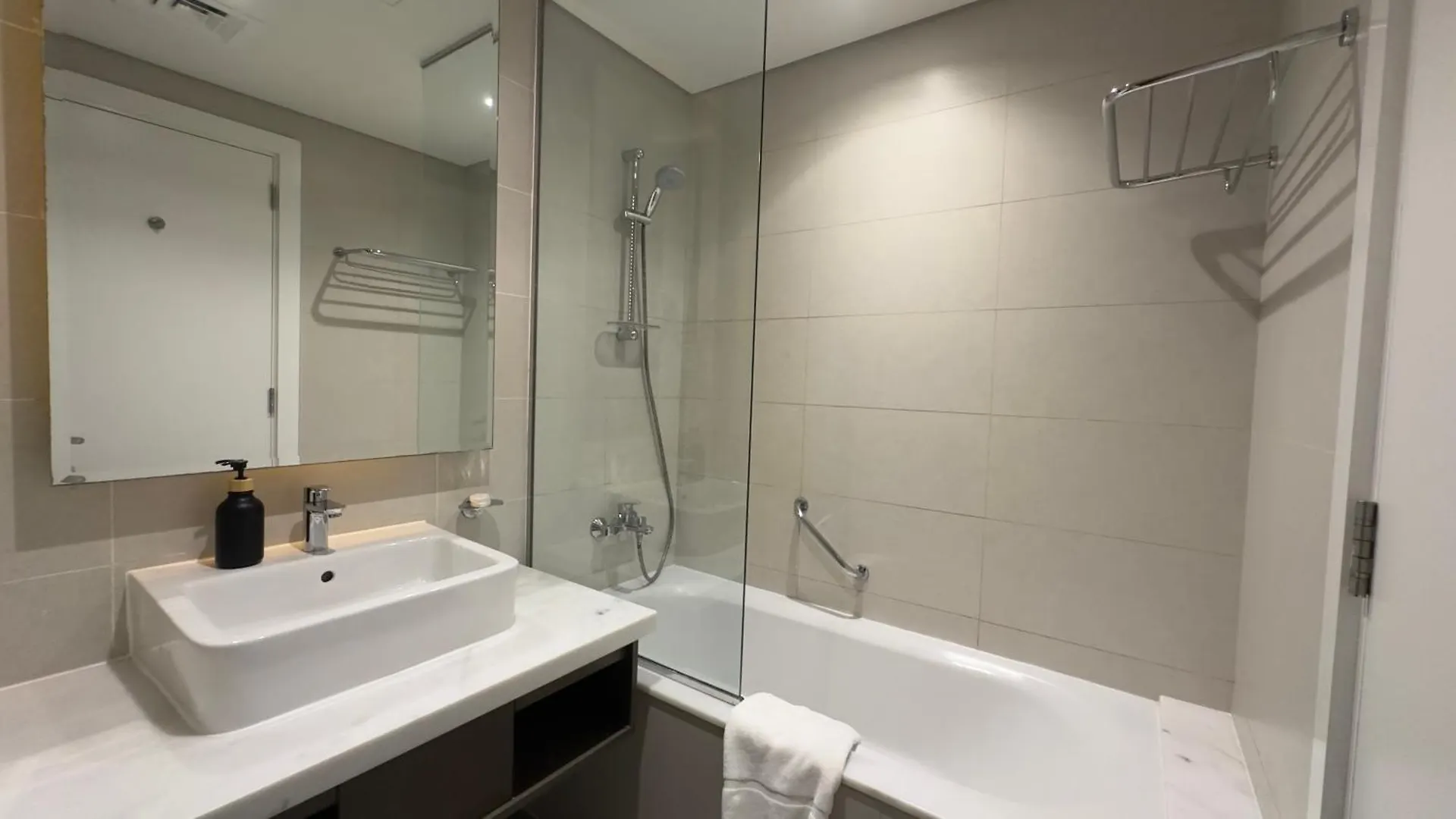 Apartment Sleek & Stylish Studio At Damac Maison Prive By Bhavan Vacation Homes Dubai