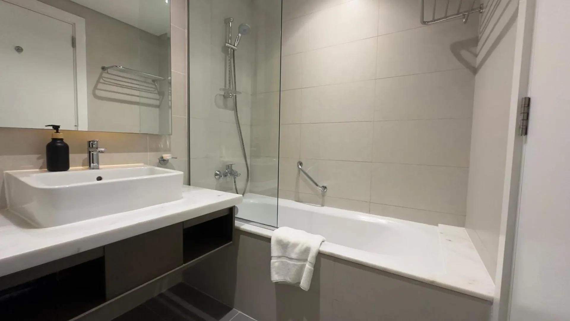 Sleek & Stylish Studio At Damac Maison Prive By Bhavan Vacation Homes Dubai